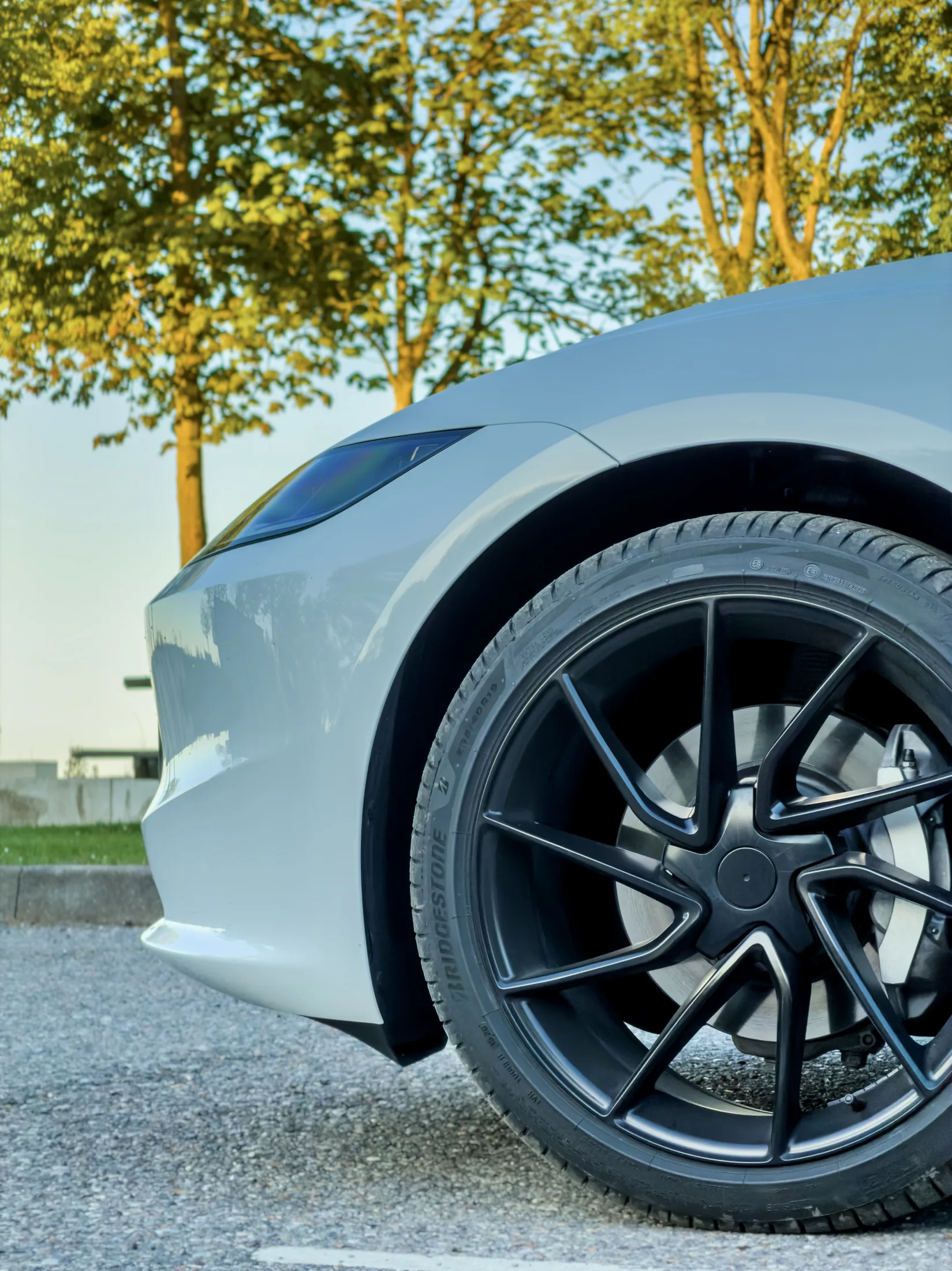 Detaljebillede af sort fælg på hvid Tesla