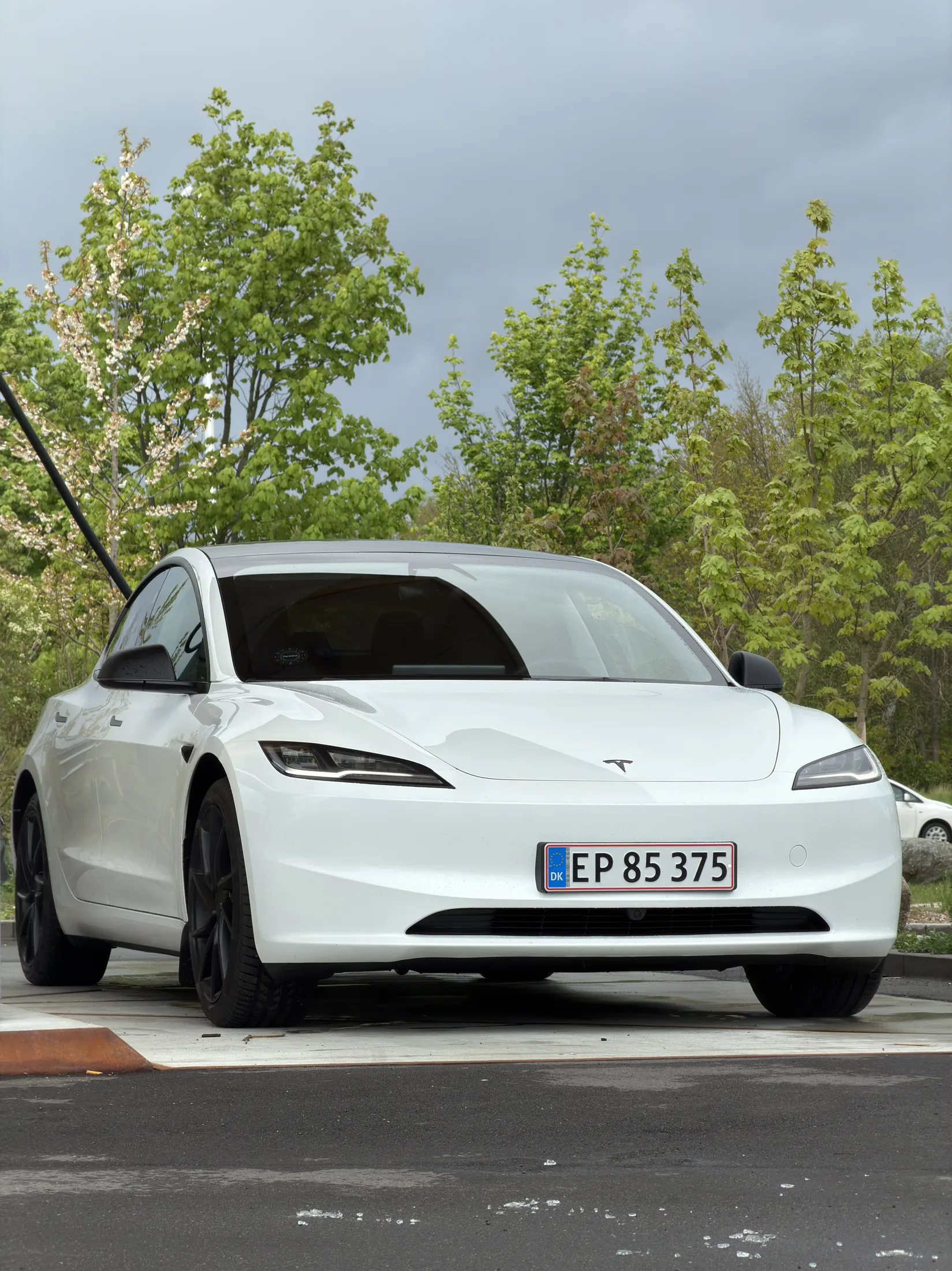 Hvid Tesla parkeret set forfra